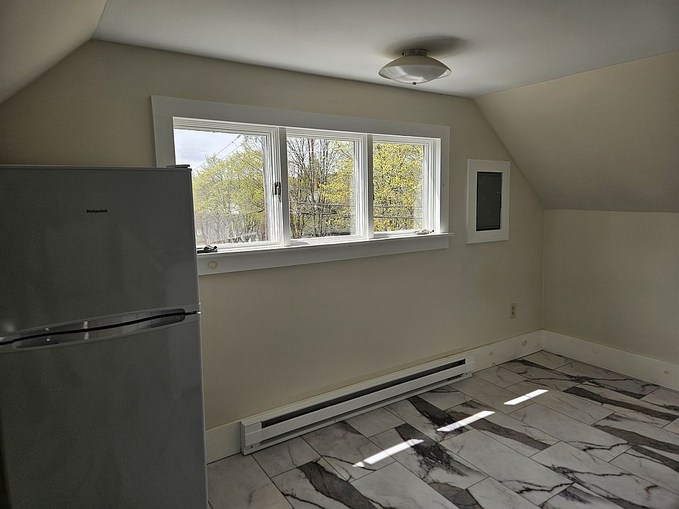 Dining area.
Note brand new refrig at left