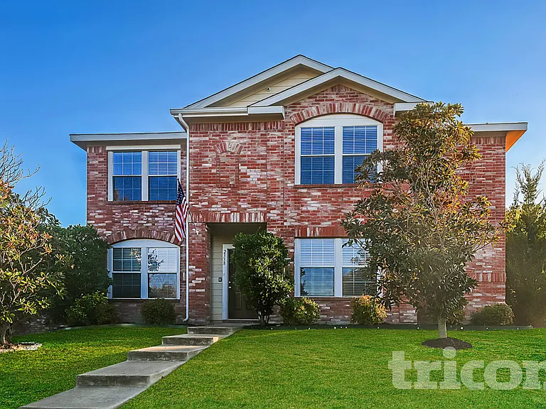2338 Manchester Ln — Photo 2