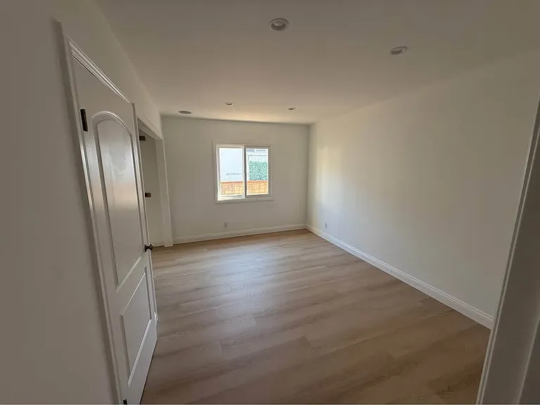 6039 Beeman Ave — Photo 6