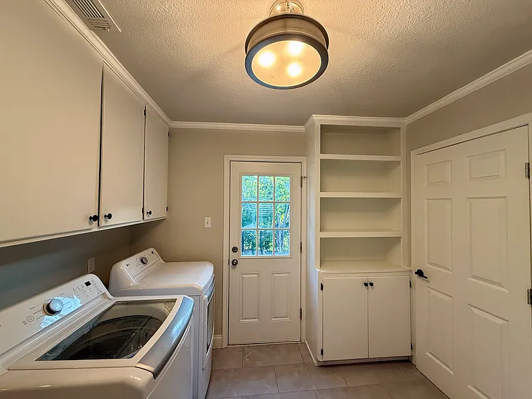 320 S Columbia St — Photo 9