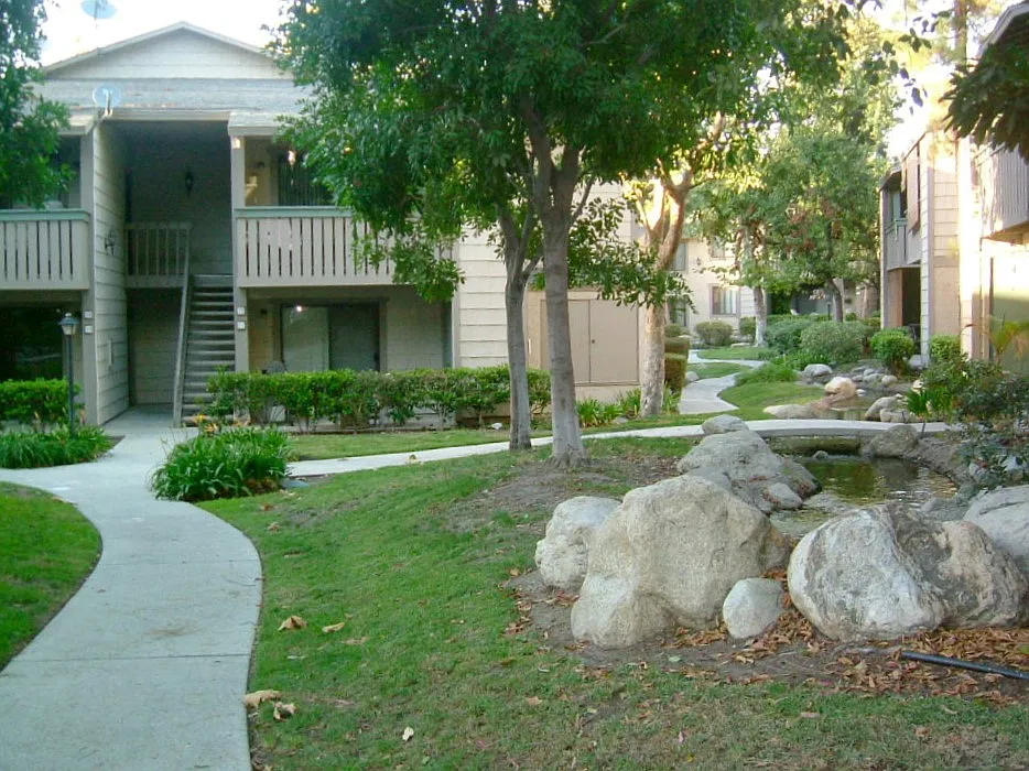 2 bed, 950 sqft, $2,695 — Photo 2