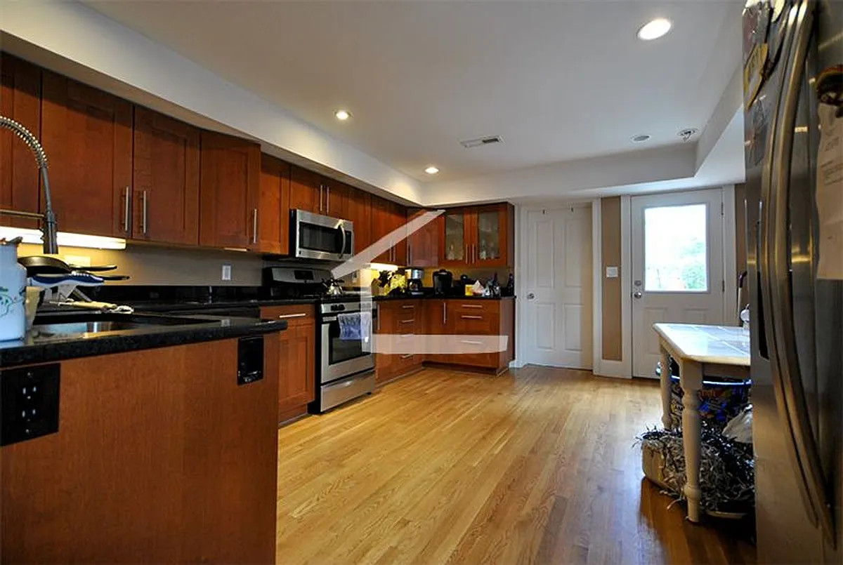 Building Photo - 39-41 Woodstock Ave #A2