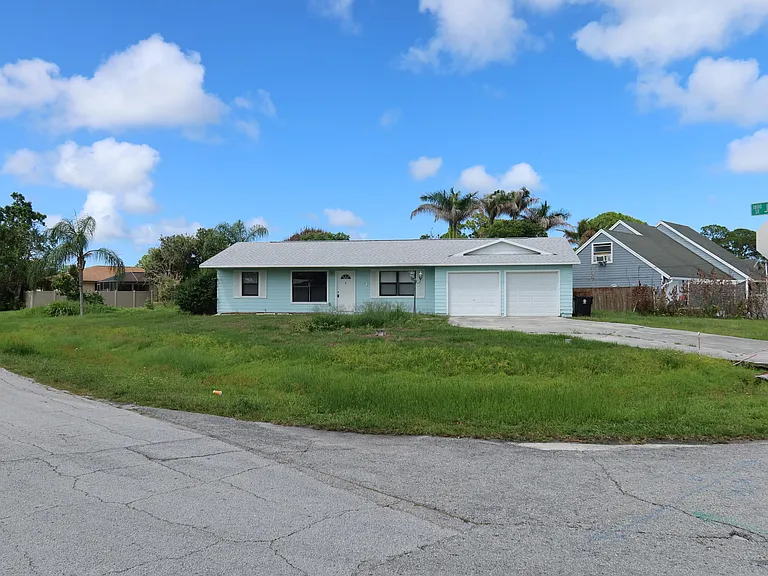 601 SE Polynesian Ave — Photo 1