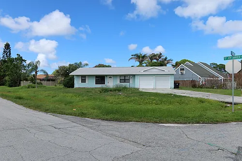 601 SE Polynesian Ave Photo 1