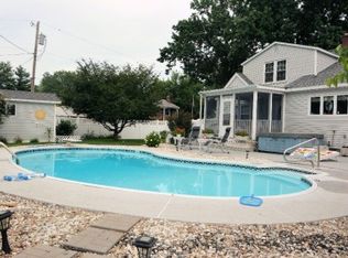 431 E 6th St, Flora, IL 62839