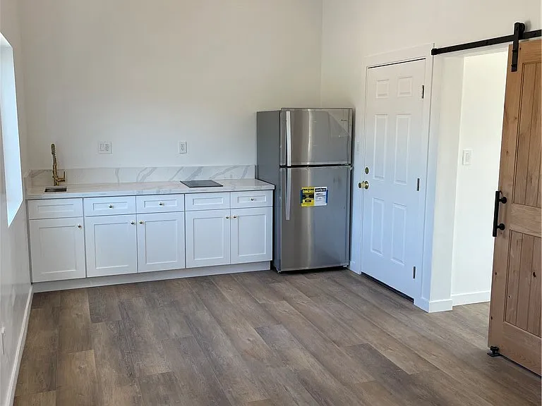 24308 Victory Blvd #24308 — Photo 2