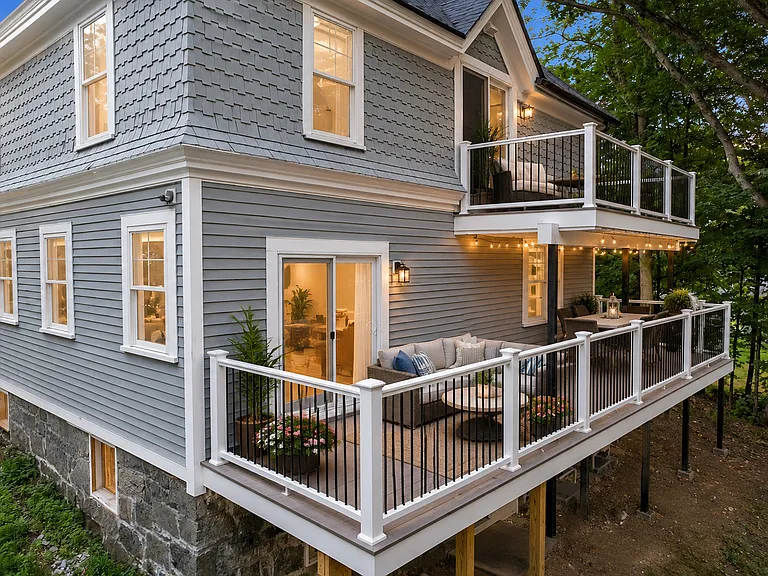 20x7 deck is 3 stories off the ground.
note storage is on the ground floor