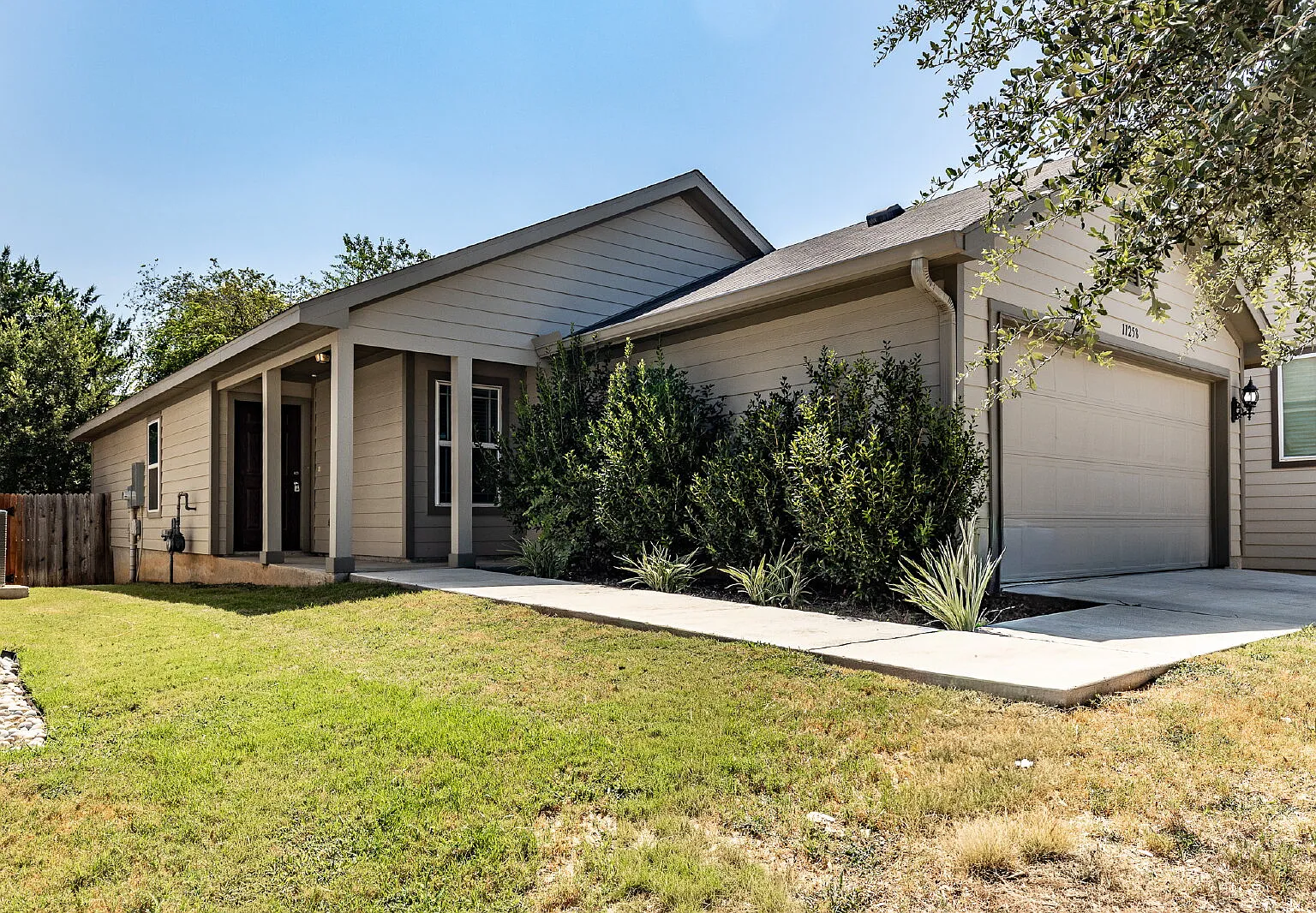 3 bed, 2.0 bath, 1300 sqft, $1,820 — Photo 1