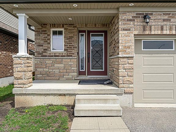 3rd image of 573 Forman Ave