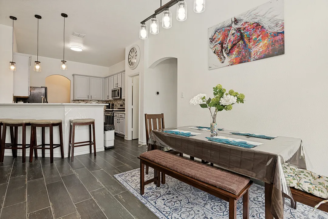 4 bed, 2250 sqft, $4,200 — Photo 4