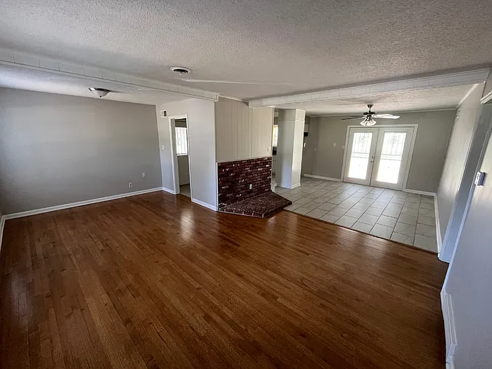 3 bed, 2.0 bath, 1305 sqft, $1,395 — Photo 2