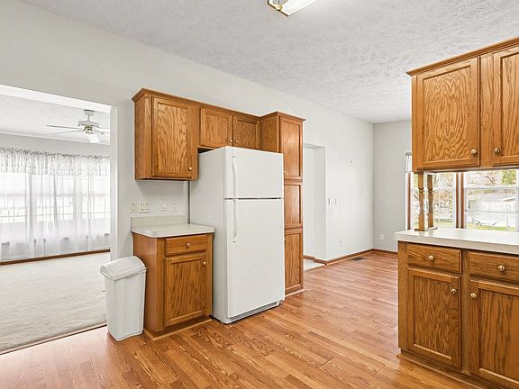 4th image of 700 Hillcrest Ln