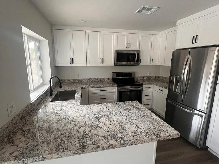 6530 S Farmer Ave — Photo 8