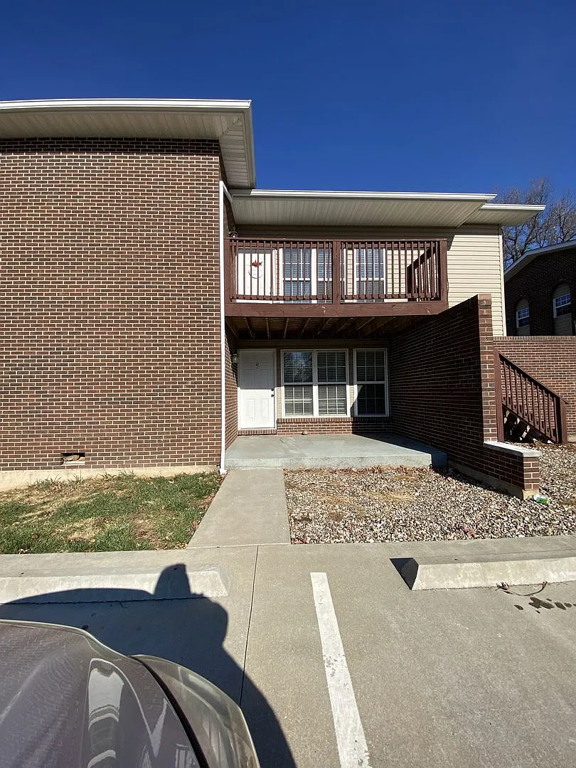 170 Westmount Dr — Photo 1