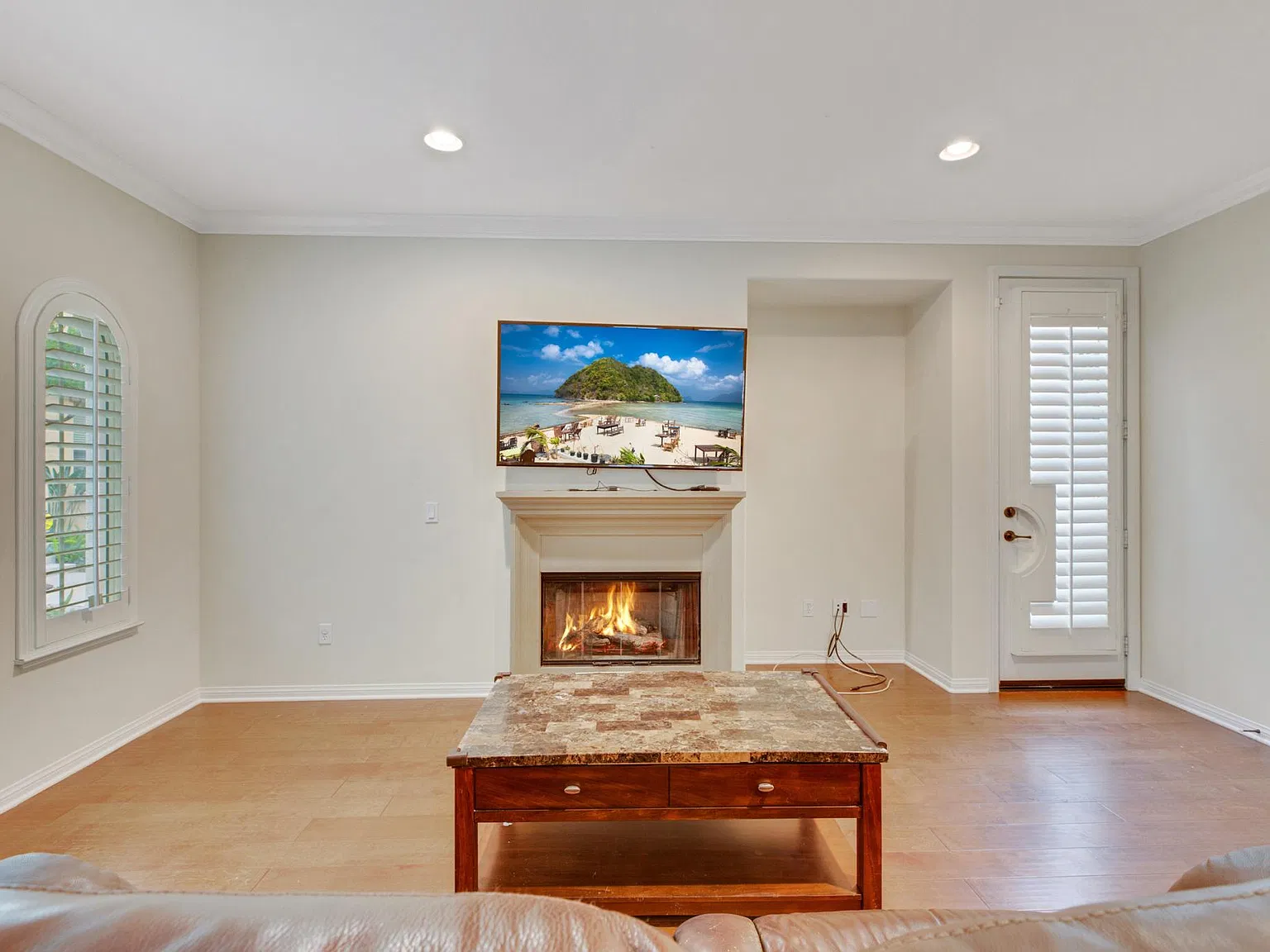 3 bed, 2.5 bath, 1661 sqft, $3,750 — Photo 2