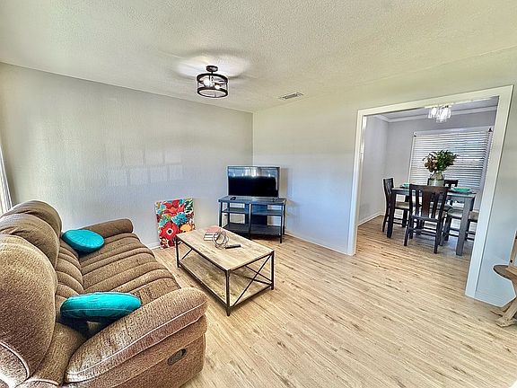 4th image of 80 Belaire Ave