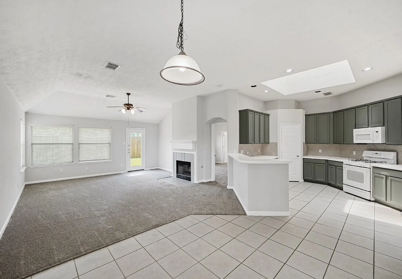 3 bed, 2.0 bath, 1841 sqft, $2,100 — Photo 4