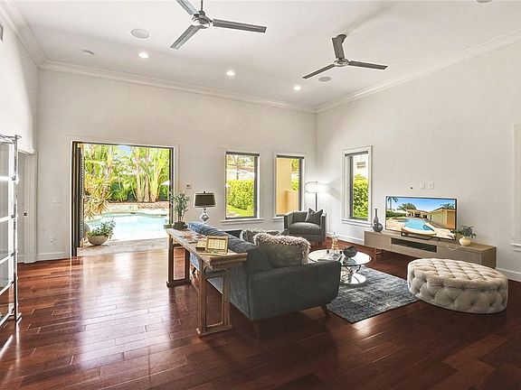 3rd image of 716 SE 6 Court