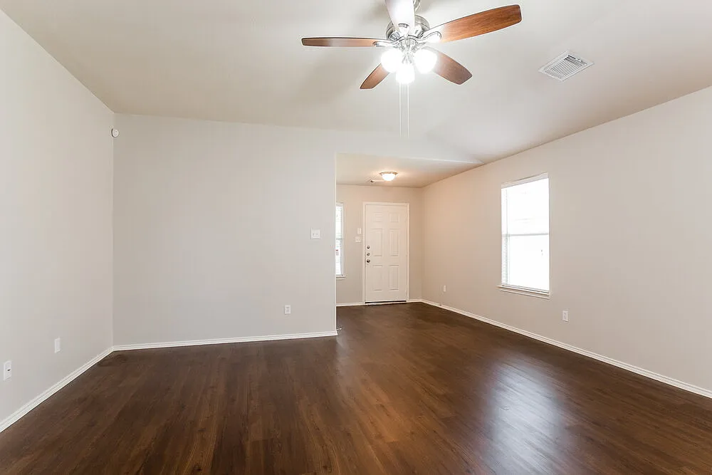 3 bed, 2.0 bath, 1604 sqft, $1,840 — Photo 3