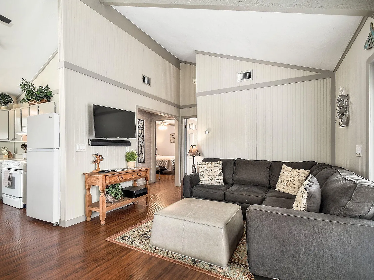 3 bed, 2.0 bath, 1394 sqft, $2,500 — Photo 4