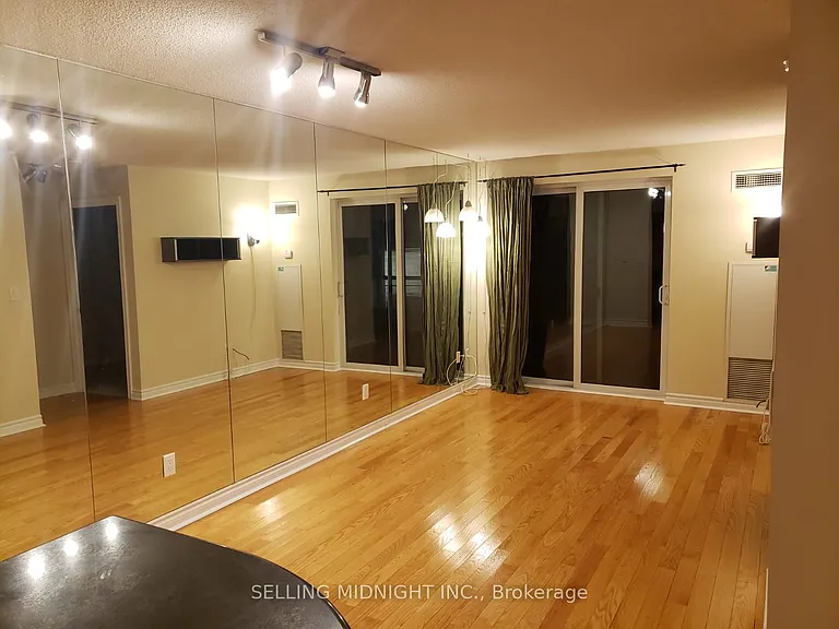 270 Wellington St W #502 — Photo 6
