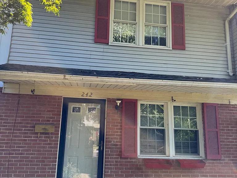 242 Cameron St — Photo 1