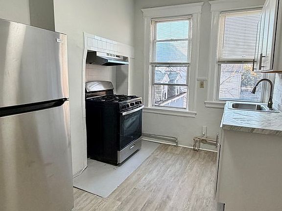 2nd image of 251 S 5th Ave