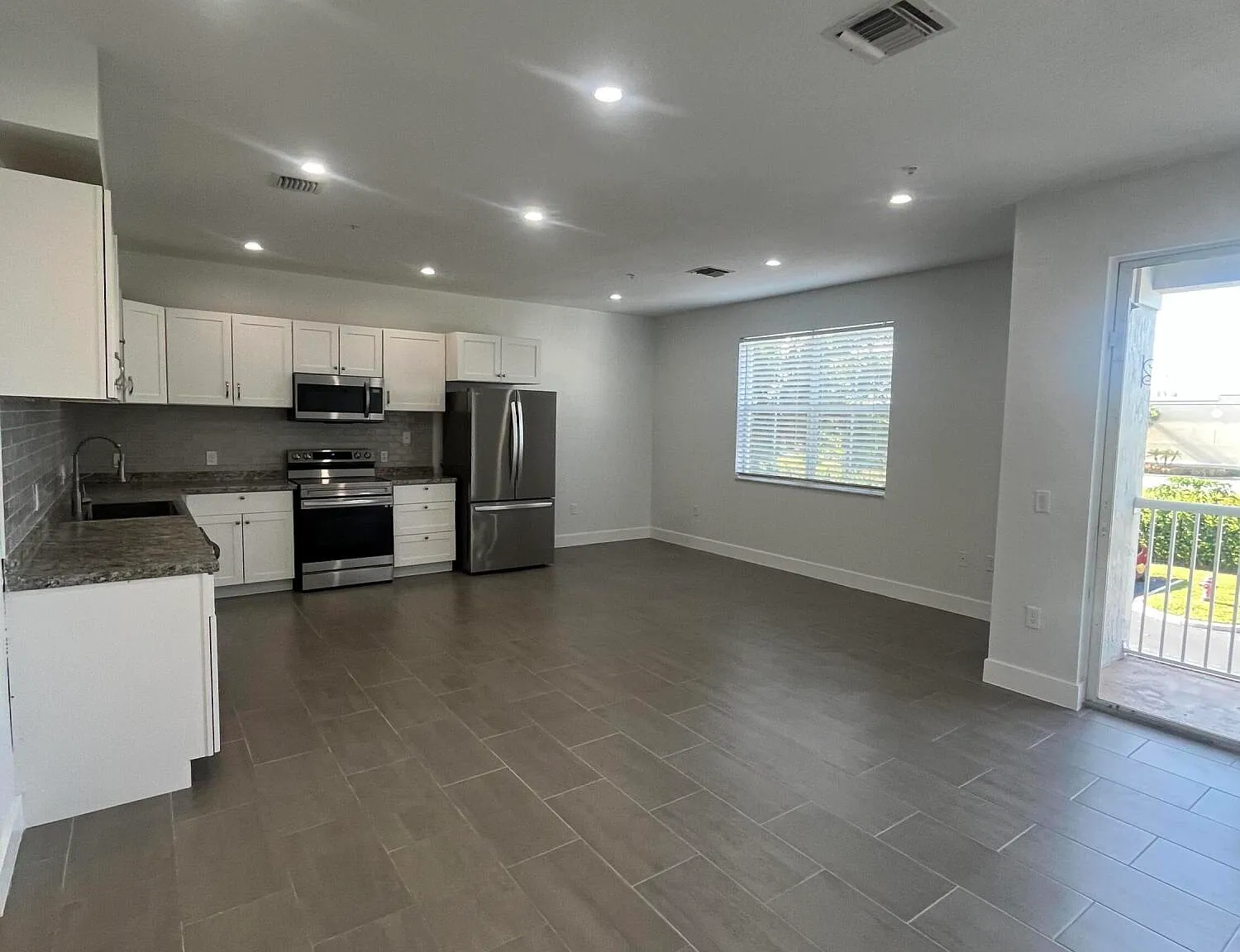 2 bed, 2.5 bath, 1282 sqft, $2,300 — Photo 2