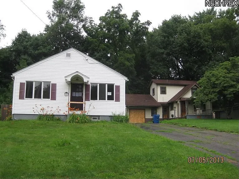 162 Oakwood St photo 1