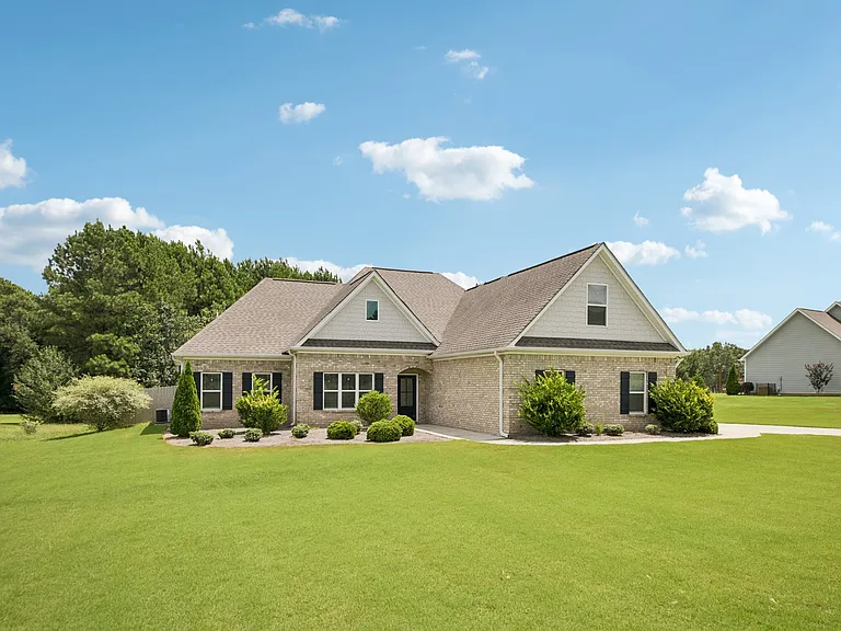 1121 Birchwood Dr — Photo 2