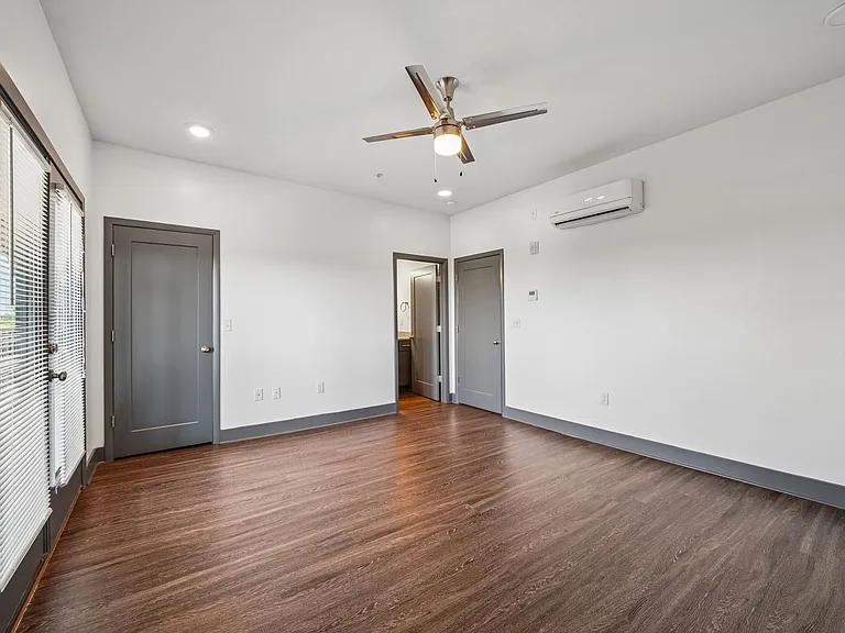 St. Thomas Flats — Photo 34
