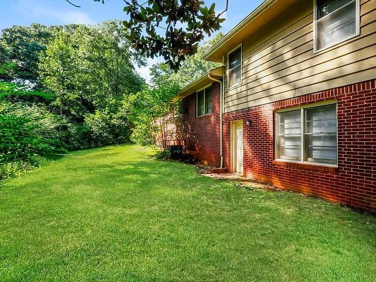 2937 Thompson Cir — Photo 23