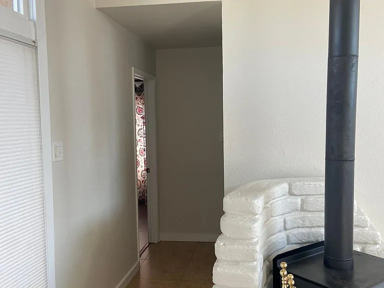 hallway to back two bedrooms