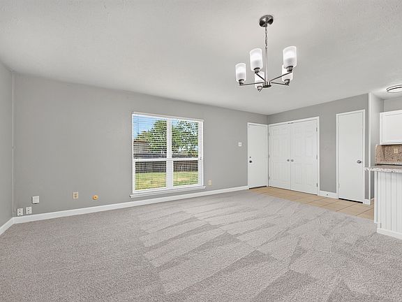 4th image of 555 Hawthorne Dr