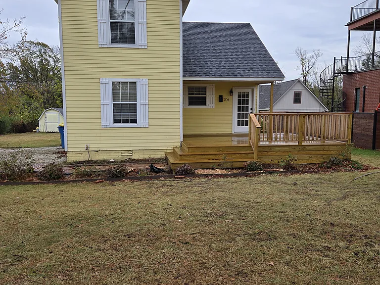 704 NE A St — Photo 1