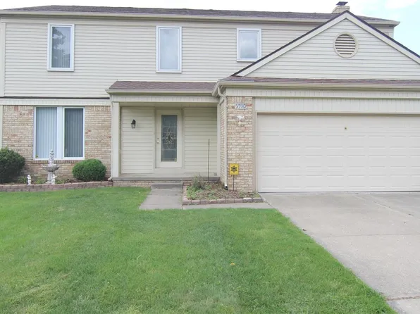 5590 Greenbriar Dr, West Bloomfield, MI 48322
