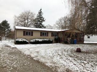 926 Red Oaks Dr, Howell, MI 48843