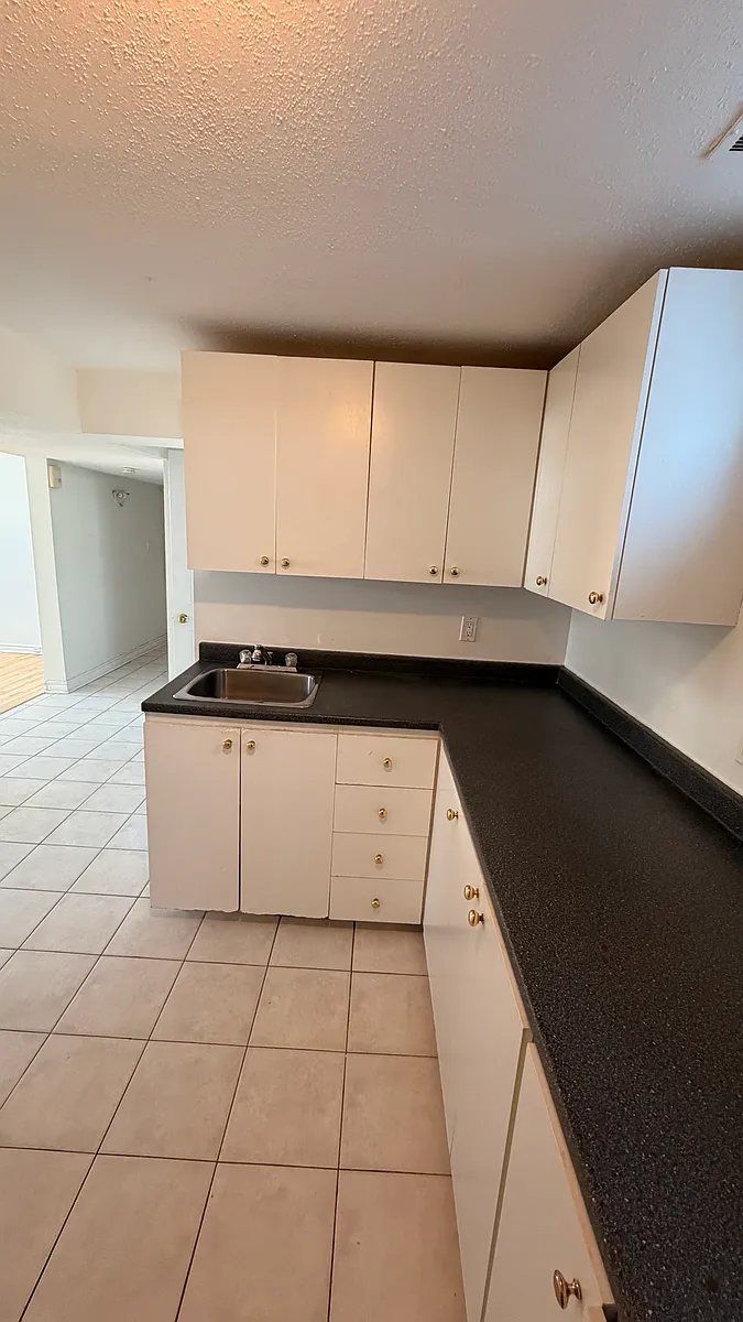 Building Photo - 2473 Chasseur Ave #3