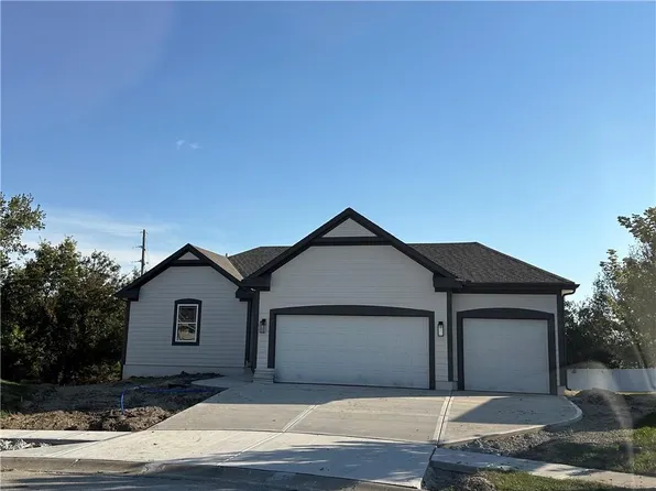 211 N Carriage Meadows Trl, Peculiar, MO 64078