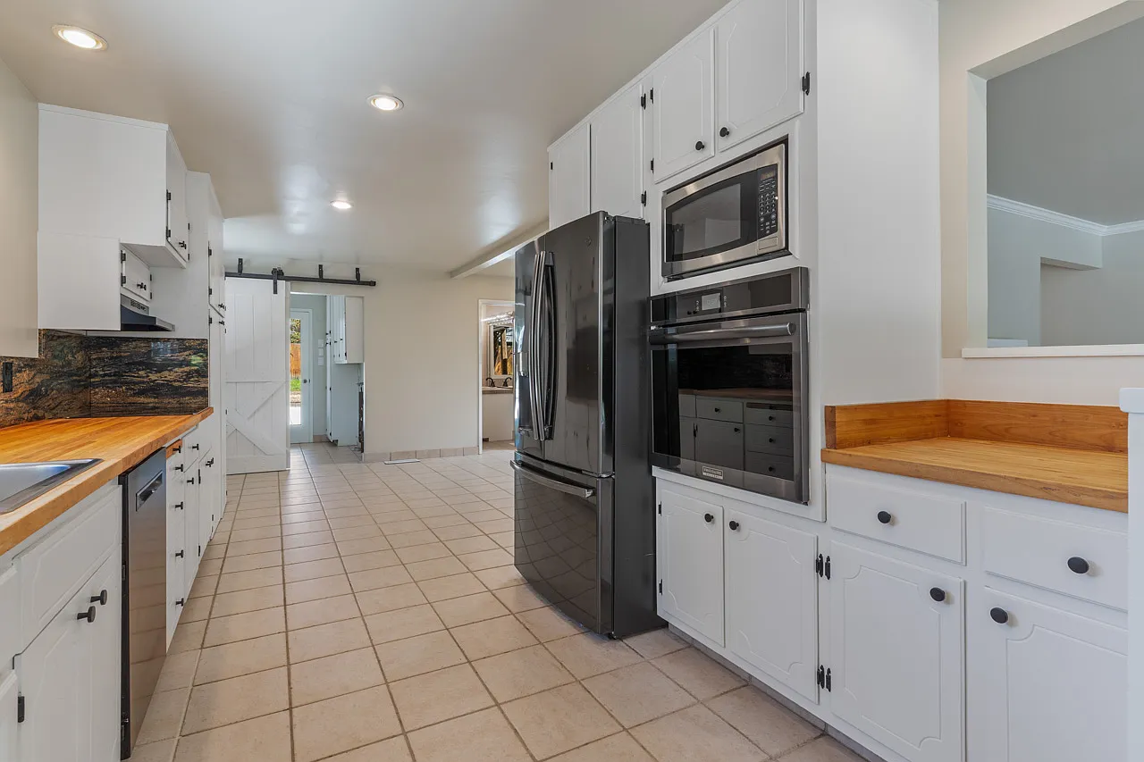 3 bed, 3924 sqft, $4,300 — Photo 3