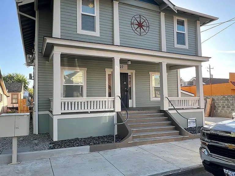 327 SW 2nd St — Photo 1