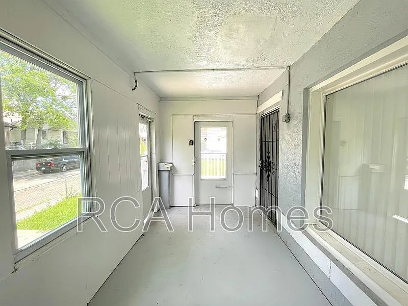 Building Photo - 433 N Bradley Ave