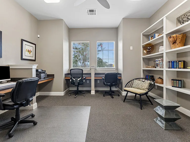 Point Royale Apartments — Photo 41