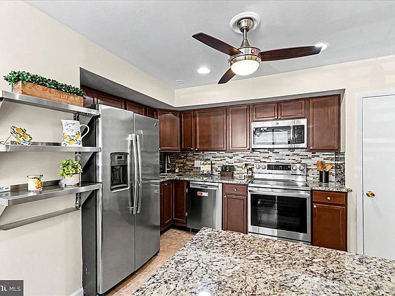 3rd image of 11 West Ct #11