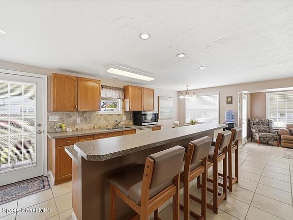4th image of 1027 Oriole Cir
