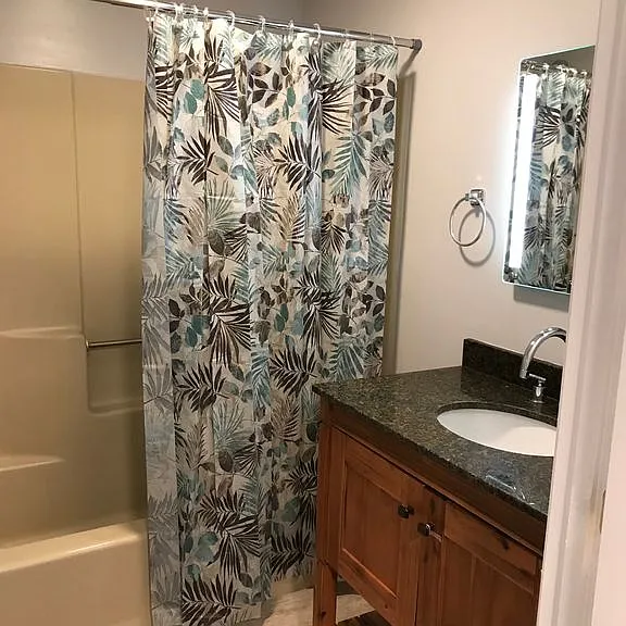 Upstairs full bath