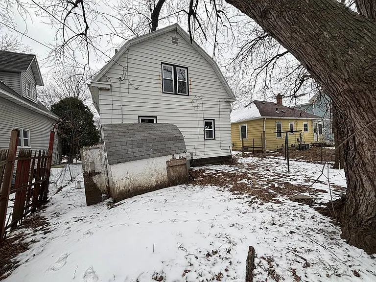214 Denver St — Photo 2