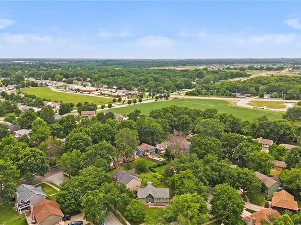 10828 N Charlotte St, Kansas City, MO 64155