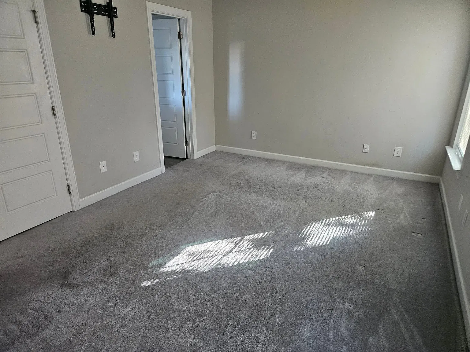 3 bed, 1406 sqft, $1,900 — Photo 2