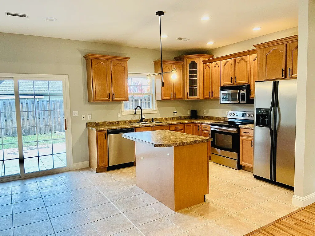 1048 West Lane - 1 — Photo 4